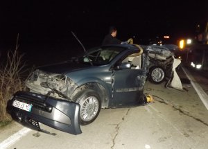 Kazada Otomobil İkiye Ayrıldı