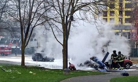 Helikopter arabaların üstüne düştü: 2 ölü