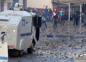İzinsiz Gösteride Polise Taş Yağmuru