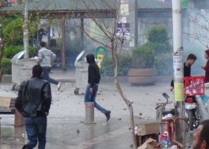 Ses Bombası Elinde Patladı!