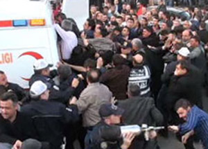 Yaralı teröriste linç girişimi