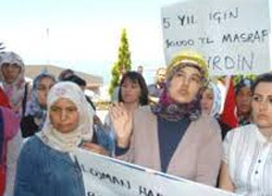 Madenci eşlerinden lojman eylemi