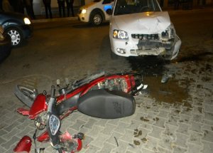 Motosiklet Otomobile Çarptı:1 Yaralı