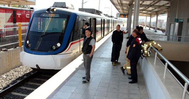 Rayların üzerine düşen genci tren ezdi