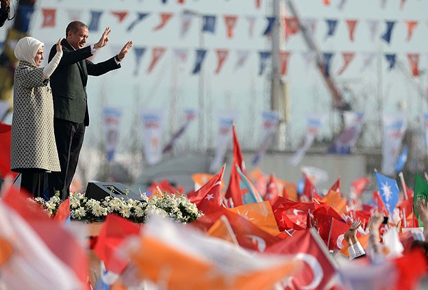 Millet Oynanan Oyunu Görüyor