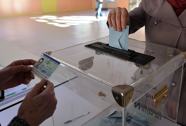 Fransa'da merkez sağ ilk turu önde tamamladı