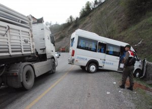 Maden İşçilerini Taşıyan Minibüs Kaza Yaptı: 15 Yaralı