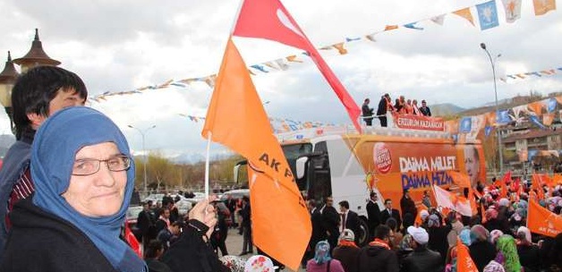 Bakan annesinden bayraklı destek
