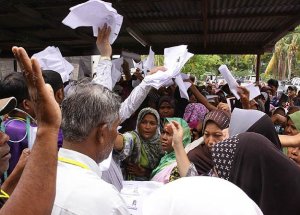 Budistler Yardımları Bile Engelliyor