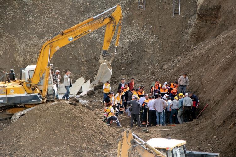 Yer altı otoparkı inşaatında göçük: 3 işçi kayıp