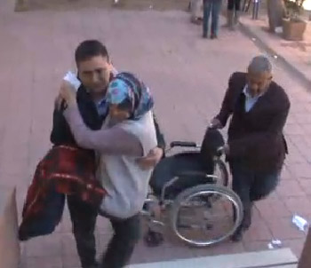 Oy Kullanmaya Kocasının Kucağında Gitti