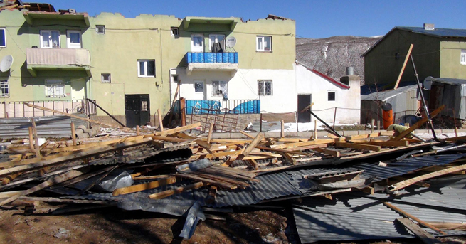 Fırtınadan binaların çatıları uçtu