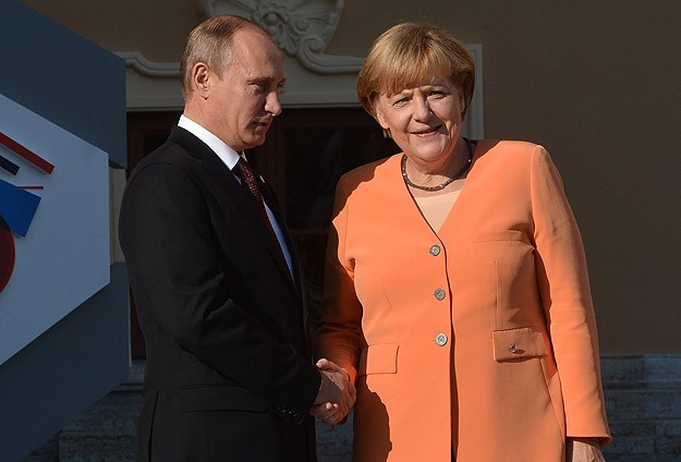 Putin ve Merkel Ukrayna'yı görüştü