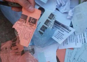 Çöplerden Oy Pusulası Çıktı!