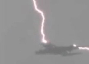 Uçağa Çarpan Yıldırım Böyle Görüntülendi