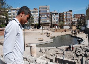 Tarihi Çeşme Çocukların Oyun Alanına Döndü