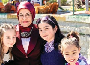 Başörtüsü İle Başkan Seçilmenin Mutluluğunu Yaşıyor