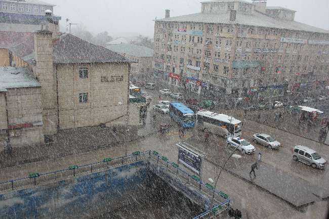 Nisan karı, hem de lapa lapa