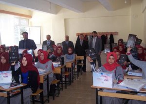 Korkuteli’nde Tablet Dağıtımı