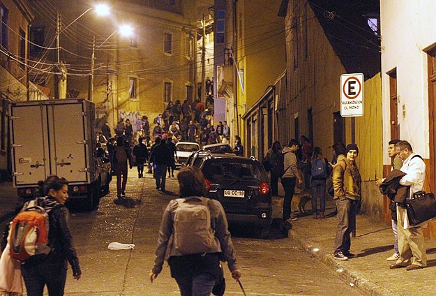 Depremin ardından acil durum ilanı