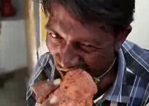 Bu Adam Ne Yiyor? Günde Tam 3 Kilo...