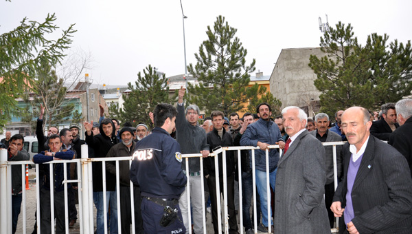 MHP'liler Anadolu Ajansı Muhabirine Saldırdı