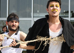 Üniversite öğrencileri kendilerini iple bağladı