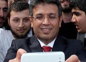 Mazbatasını Alan Başkan Selfie Çekti