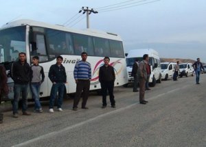 Lice'de Eylemciler Yolu Kesti