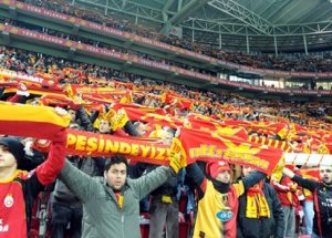 G.Saraylılar Bu Çirkin Pankartı Hazırlayacak Mı?
