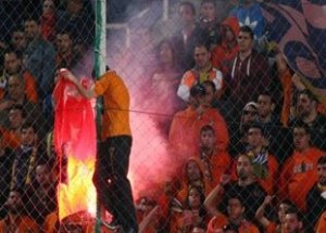 APOEL Tribünleri Türk Bayrağını Yaktı