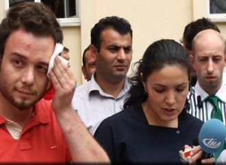 Doktora sopayla saldırdılar!