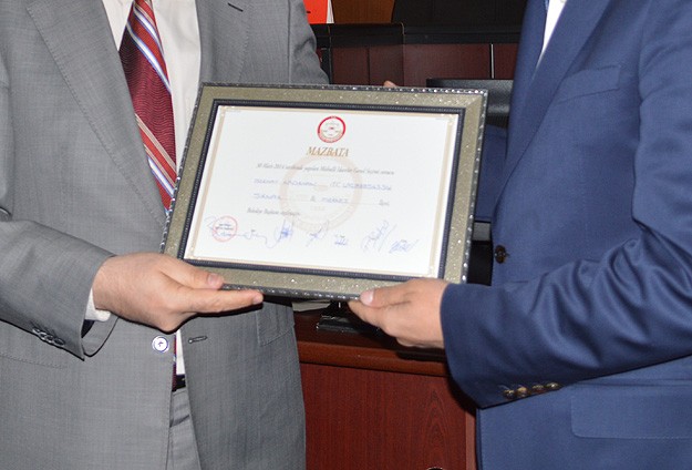 Belediye başkanları mazbatalarını alıyor