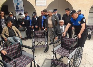 Polislerden Engellilere Tekerlekli Sandalye