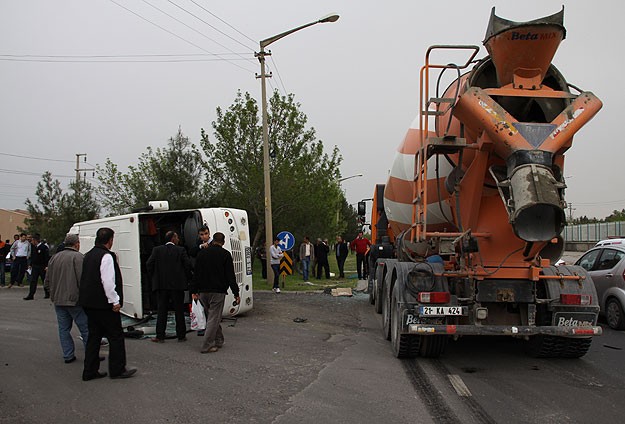 Servis aracı ile beton mikseri çarpıştı