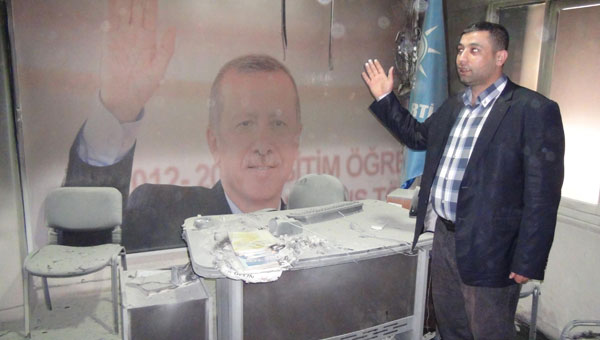 AK Parti Binası Kundaklandı