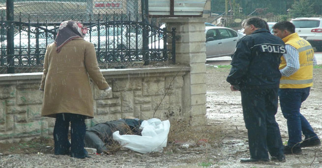 Eve 100 mt kala kalp krizi geçirdi öldü