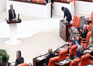 Kamer Genç'i Böyle Protesto Etti!