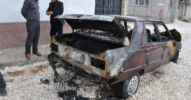 Muhtarın evi tarandı, otomobili ateşe verildi