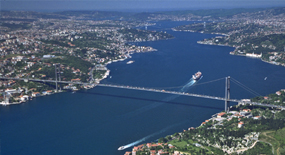 İşten çıkarılan işçiler, Boğaziçi Köprüsü'nü trafiğe kapattı