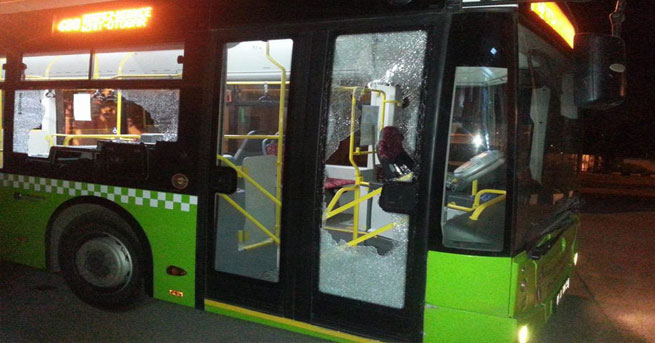Halk otobüsüne taşlı saldırı