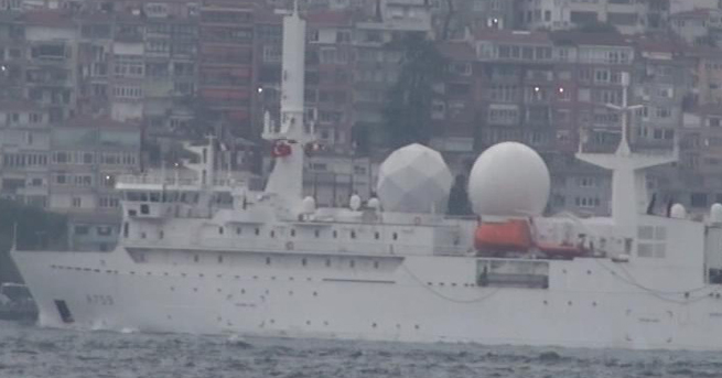 İstanbul Boğazı'ndan geçti