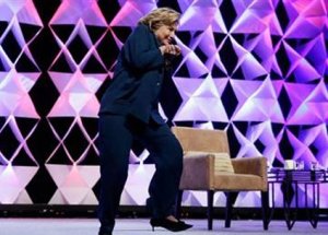 Hillary Clinton'a da Ayakkabı Fırlatıldı