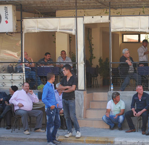 Yol Kenarına Kadın Kız Kollayanlar