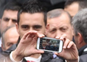 Cuma Çıkışı Başbakan'la Selfie Pozu!