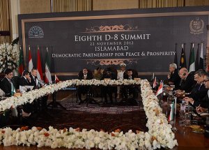 D-8 Hakkettiği Kimliğe Bürünecek