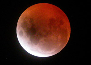 Dünya 'Kanlı Ay Tutulması'na kilitlendi