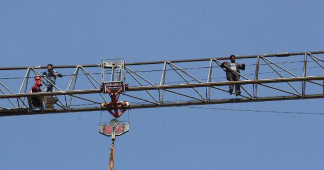 Parasını alamayan işçiler vince çıktı