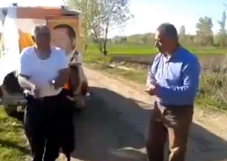 Dombra Şarkısıyla Kendinden Geçen Amcalar