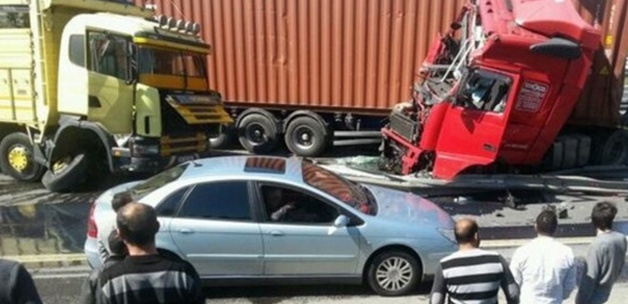 TEM'de iki TIR kafa kafaya çarpıştı
